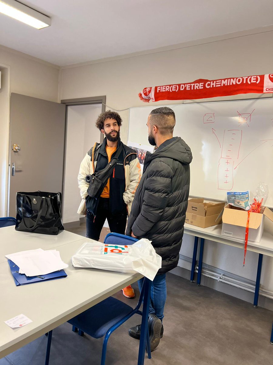 CFDTCheminotIDF's tweet photo. [TOURNÉES]
En direct de @LigneH_SNCF les équipes syndicales de Paris Nord @CFDTCheminotIDF @cfdtcheminots Jahid &amp; @RajaMUS61764857 échangent avec les équipes commerciales #EGSTH #Groslay sur les sujets sociaux et les futures élections professionnelles #CDFT
On est là https://t.co/YvDZFp82Fk