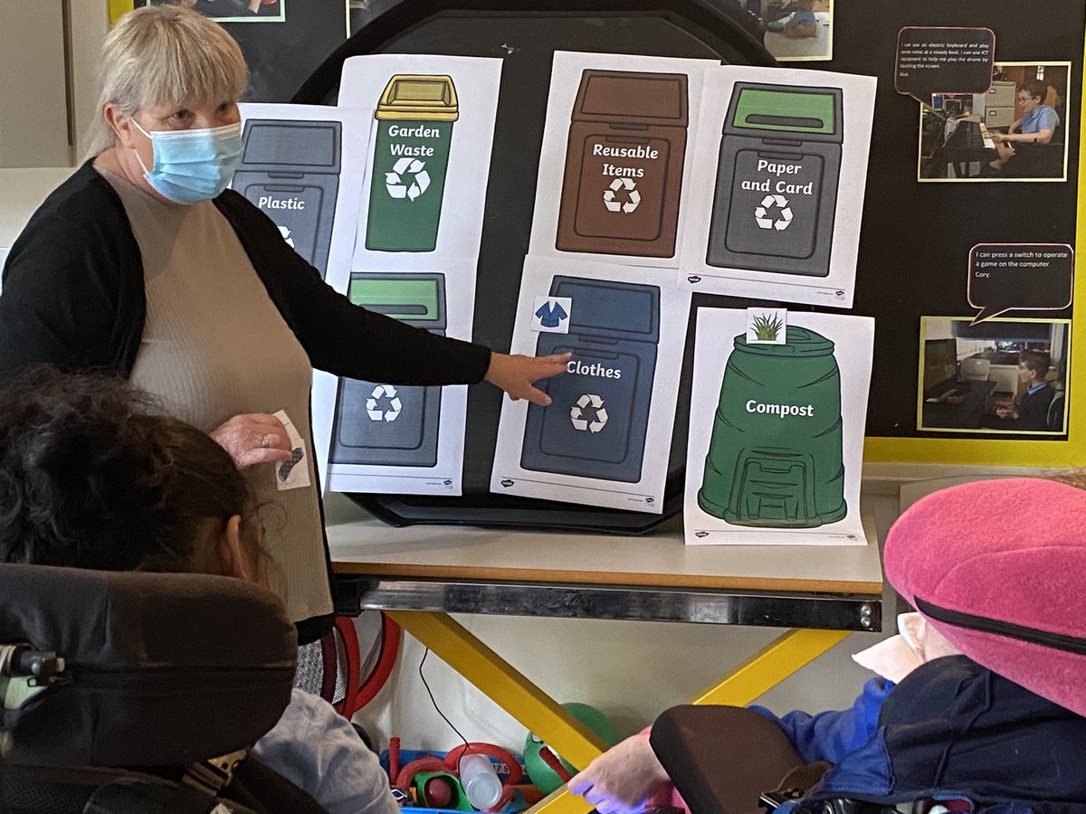 craig_parc's tweet photo. Last week in Enfys and Haulwen classes we learned all about recycling. We made crowns from old cardboard boxes for our Queen Elizabeth display. @EcoSchoolsWales #recycling #greenflagschool https://t.co/6FZOOx69g4