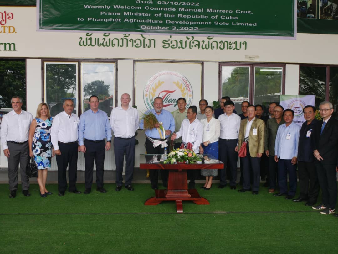 Visitamos la Empresa Phanphet, especializada en la producción de arroz y otros alimentos.
Plantamos un árbol de madera dura como símbolo de la fortaleza de las relaciones de cooperación entre #Cuba y #Laos.