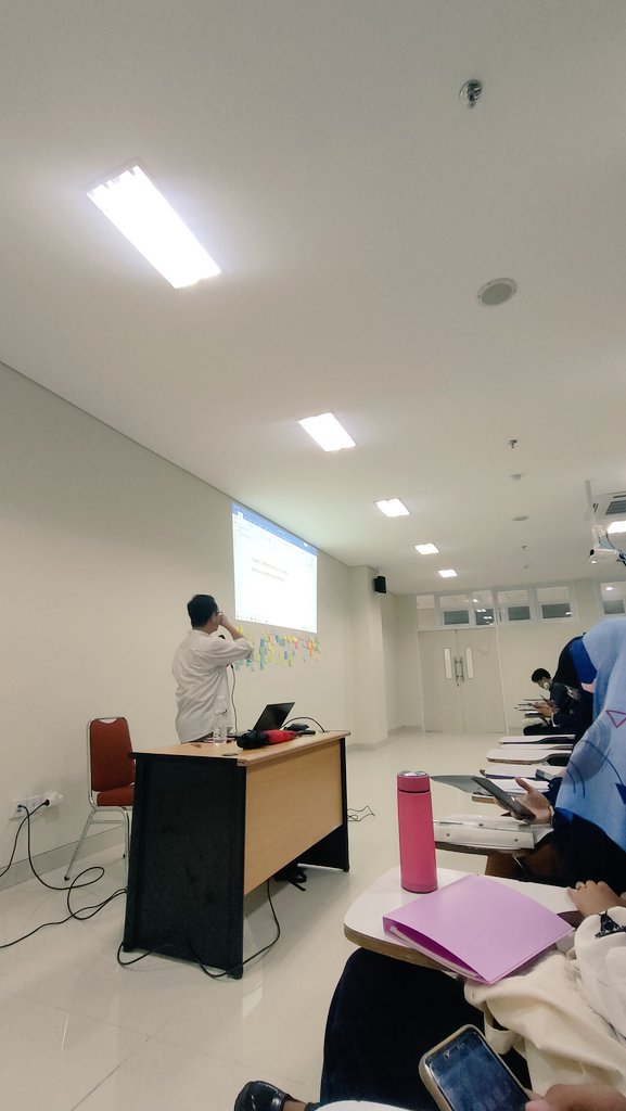 Munaamaulidaa's tweet photo. Kuliah sore🌧️☁️🌈

@MazDzar @unisa_yogya  #Unisainaja #Bahasaindonesia https://t.co/SkD4ev0AxV