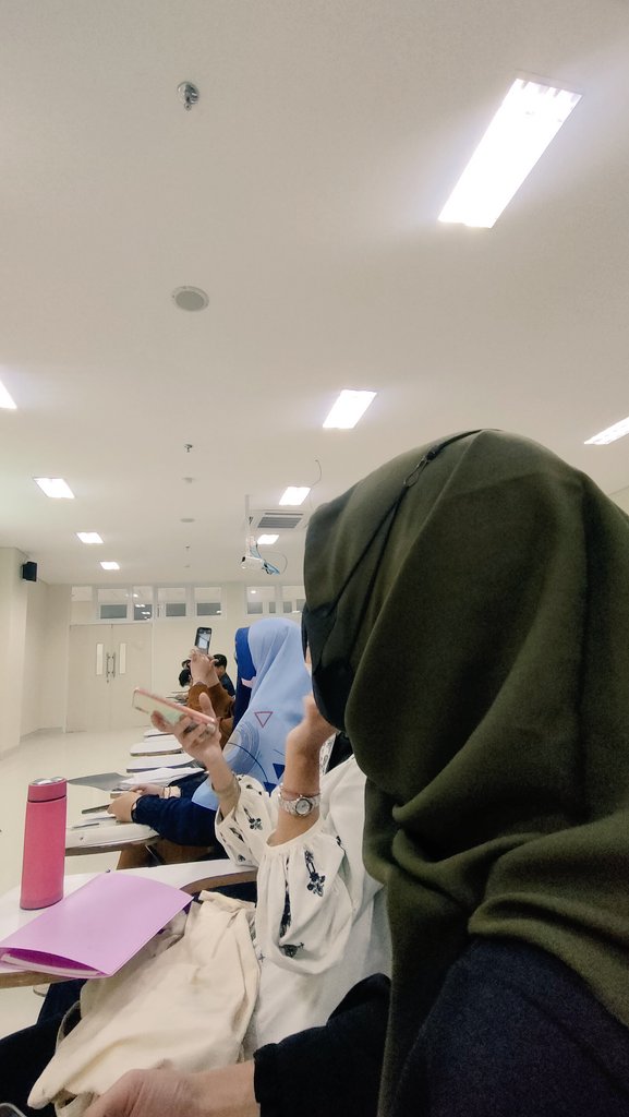 Munaamaulidaa's tweet photo. Kuliah sore🌧️☁️🌈

@MazDzar @unisa_yogya  #Unisainaja #Bahasaindonesia https://t.co/SkD4ev0AxV
