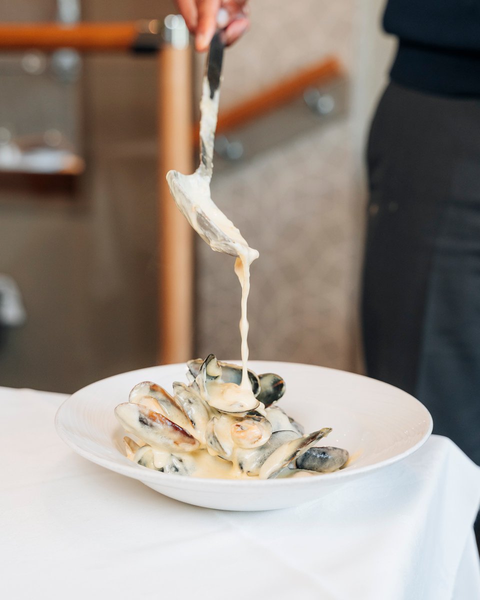 LeRaajIndian's tweet photo. Monday service is in full swing and we cannot wait to take away the weekend blues with our exquisite dishes! https://t.co/KpSyzQ42Sm