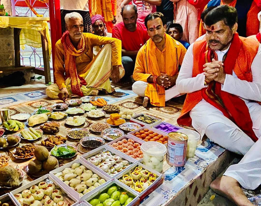 mkrtiwari_bjp's tweet photo. नवरात्रि के सप्तमी के शुभ अवसर पर बैकुंठपुर विधानसभा के चमनपुरा पंचायत के मंगरू छपरा काली मंदिर में 56 भोग के आयोजन में शामिल हुआ।
@blsanthosh https://t.co/wVnblnrBc6