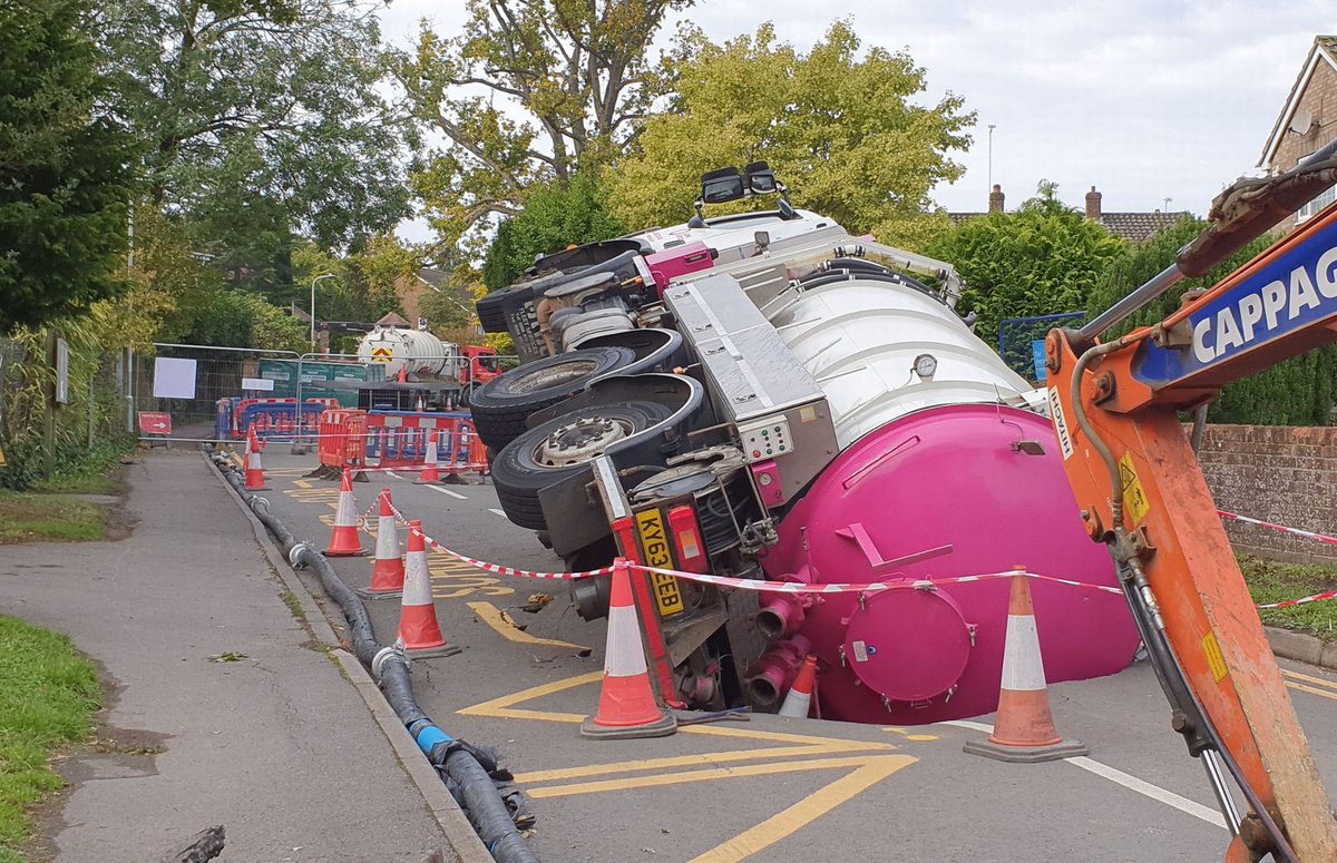 A school has had to close after a tanker became trapped in a sink hole in #woky getreading.co.uk/news/reading-b…