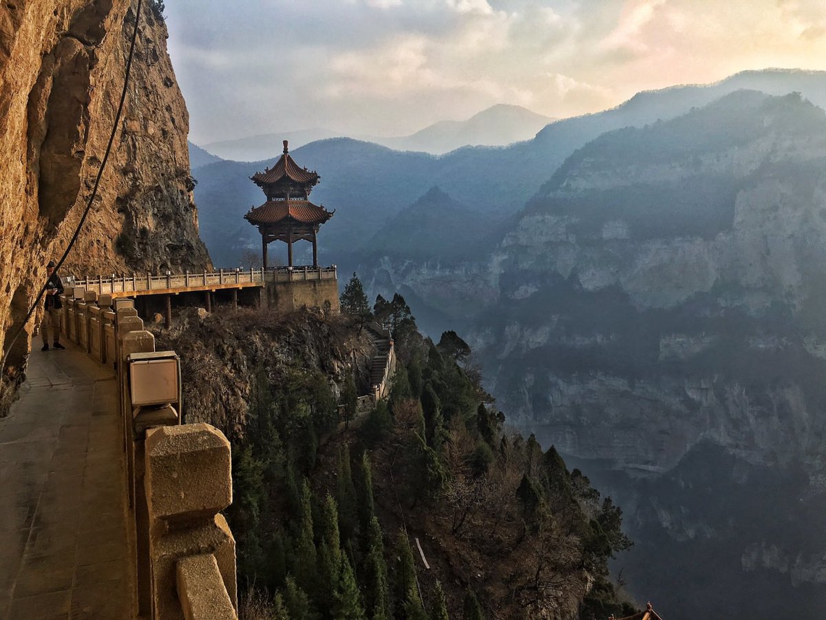 In the endless pursuit, you will have one after another coincidence and chance, and also one after another accident and miss, the real city
Like the scenery in the fog, it faintly exudes melancholy beauty, carrying dreams without promises.