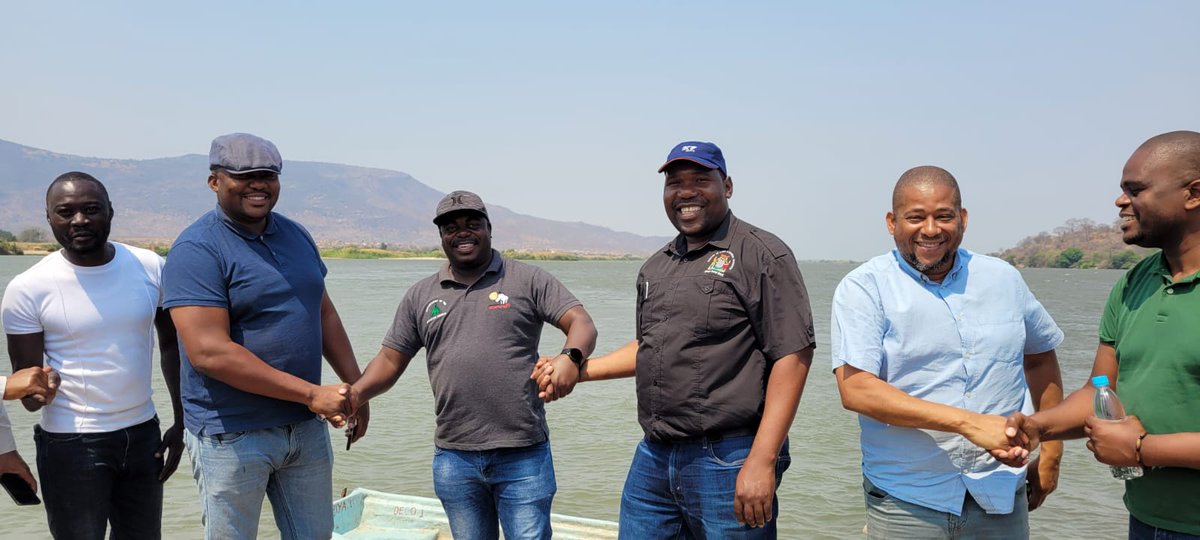 GIZAfricanUnion's tweet photo. Field trip exercise on the Luangwa River between #Zambia &amp; #Mozambique.

Highlight of the day: the heads of delegations shaking hands🤝 at the tripoint #border b/w 🇲🇿- 🇿🇲- 🇿🇼!

#AUBorderProgramme #AUBP https://t.co/BlXgMMqUpu
