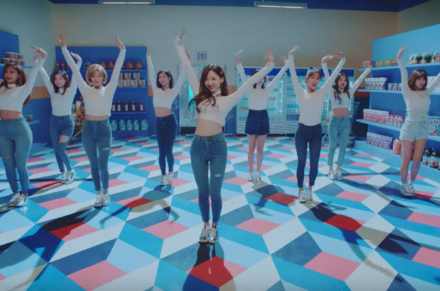 mmaaddee_'s tweet photo. @ancilliaa @yovankazelin gua kira lu lg mau nari twice-heart shaker
WKWKWK mirip ga si https://t.co/tM7NJfSkoT