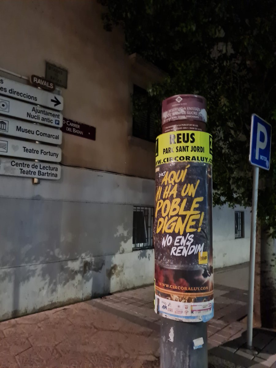CUPReus's tweet image. ✊🏾La @CUPReus empapera els carrers de la ciutat en memòria de la #vagageneral del 3 d&apos;octubre #3O 💥

📜 Militants de l’assemblea enganxen cartells per recordar que «la força és al carrers» i que «som el poble qui té el poder»👊🏾
cupreus.cat/la-cup-empaper…