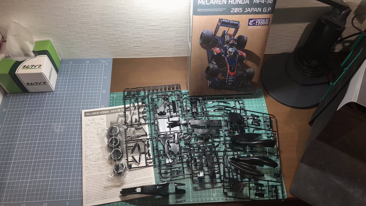 model_octopus's tweet photo. ようやく開封しました！納期的にエンジンの再現が無いキットの方が無難と思い選んだのですが、意外とパーツが多く…頑張ります！！
#EBBRO #McLAREN #Honda #MP4_30
#Over2000sF1コンペ https://t.co/H1caAbWx7W