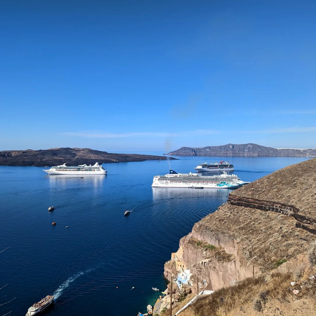 citypassGR's tweet photo. Santorini’s Cruise Port created by the volcano eruption in 1650 B.C. and it is located at the bottom of the Caldera Cliffs in Fira. This situation makes the port one of the most amazing ports of the world.
Photo by ig kaybelle16
#cruising #citypass #citypassgr https://t.co/zCA4otdgiB
