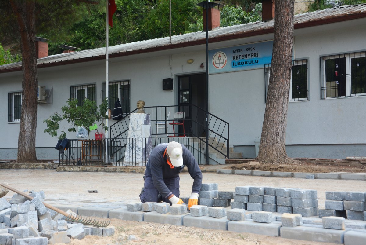 koskbelediyesi's tweet photo. 📍 Ketenyeri İlkokulu Çevre Düzenlemesi

Başkanımız Nuri Güler'in talimatlarıyla ilkokul öğrencilerimizin daha refah bir ortamda eğitim görebilmeleri için 🤗  çevre düzenleme çalışması devam ediyor #nuriguler #koskbelediyesi #KöşkİçinCanlaBaşla #ketenyeri #kosk #aydin https://t.co/DDMumofTTD