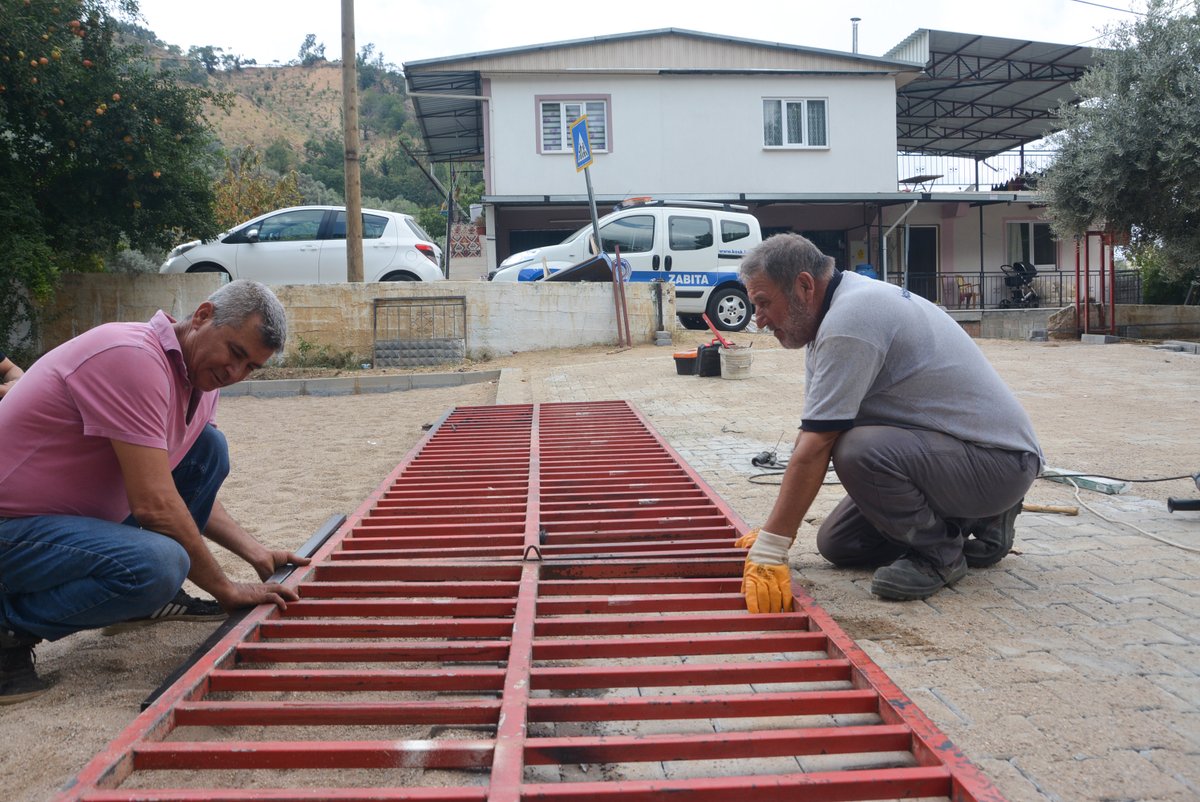 koskbelediyesi's tweet photo. 📍 Ketenyeri İlkokulu Çevre Düzenlemesi

Başkanımız Nuri Güler'in talimatlarıyla ilkokul öğrencilerimizin daha refah bir ortamda eğitim görebilmeleri için 🤗  çevre düzenleme çalışması devam ediyor #nuriguler #koskbelediyesi #KöşkİçinCanlaBaşla #ketenyeri #kosk #aydin https://t.co/DDMumofTTD