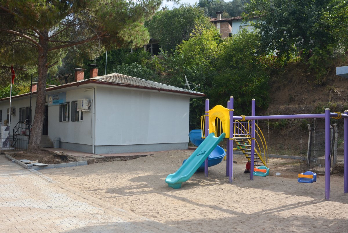 koskbelediyesi's tweet photo. 📍 Ketenyeri İlkokulu Çevre Düzenlemesi

Başkanımız Nuri Güler'in talimatlarıyla ilkokul öğrencilerimizin daha refah bir ortamda eğitim görebilmeleri için 🤗  çevre düzenleme çalışması devam ediyor #nuriguler #koskbelediyesi #KöşkİçinCanlaBaşla #ketenyeri #kosk #aydin https://t.co/DDMumofTTD