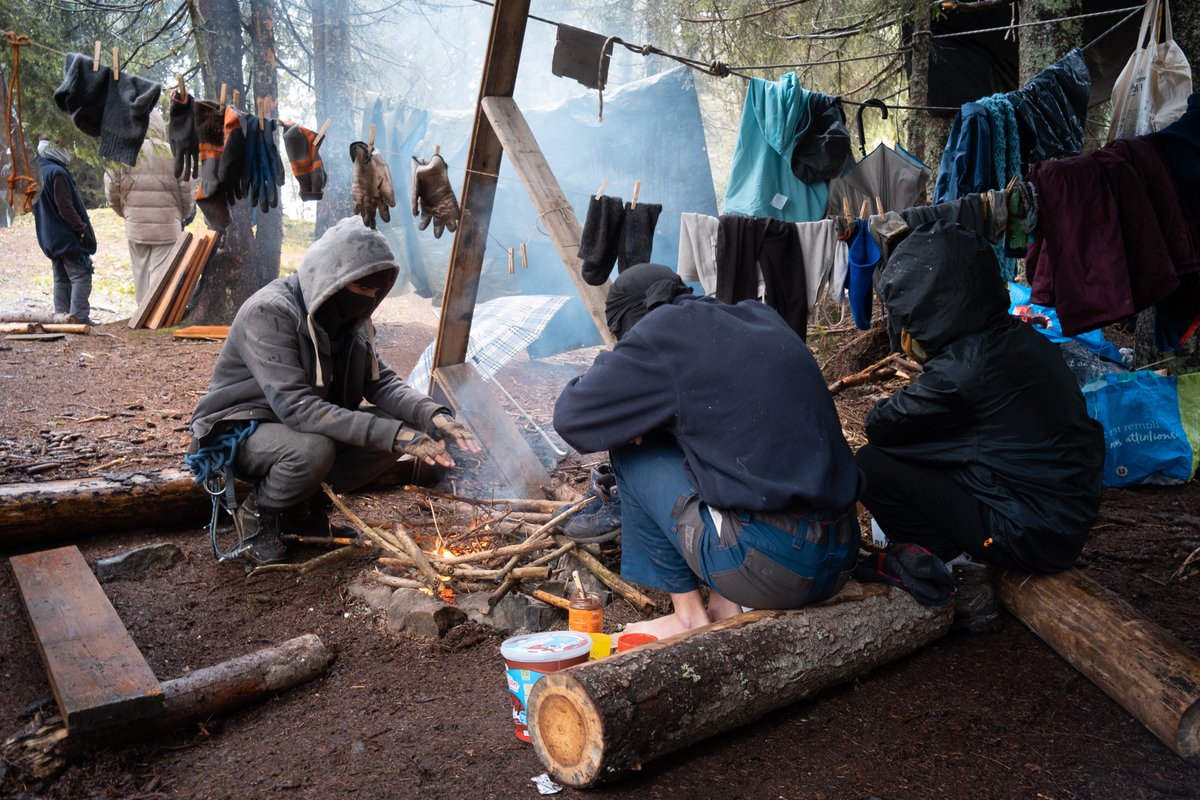 Helios_EM's tweet photo. Desde el 24 de septiembre diferentes colectivos ocupan el bosque de la Colombière en Alta Saboya (Alpes franceses), para impedir su tala.
Está proyectada la construcción de un depósito de agua para abastecer de nieve artificial la estación de esquí de  La Clusaz. https://t.co/0HXavpSa2i