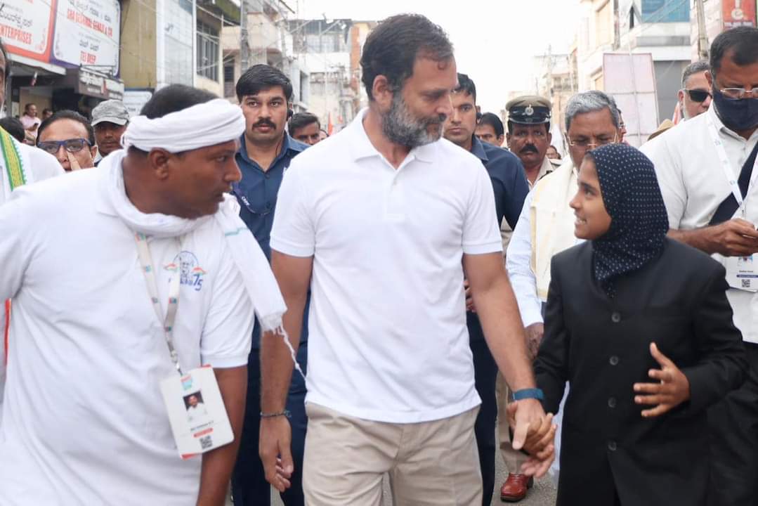 RahulBaba2024's tweet photo. मंदिर हो या मस्जिद, चर्च हो या गुरुद्वारा, सब सिर्फ़ एक ही संदेश देते हैं - प्रेम, करुणा, अमन और भाईचारा। 

हमारा देश कई धर्मों, भाषाओं व संस्कृतियों का संगम है। यही भारत की ख़ूबसूरती है। और ये विविधता ही हमारे देश की ताक़त है। 

#BharatJodoYatra https://t.co/ULAr0haann