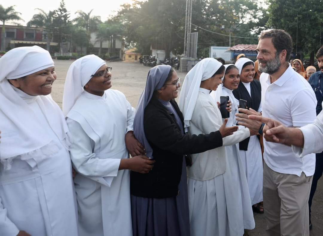 RahulBaba2024's tweet photo. मंदिर हो या मस्जिद, चर्च हो या गुरुद्वारा, सब सिर्फ़ एक ही संदेश देते हैं - प्रेम, करुणा, अमन और भाईचारा। 

हमारा देश कई धर्मों, भाषाओं व संस्कृतियों का संगम है। यही भारत की ख़ूबसूरती है। और ये विविधता ही हमारे देश की ताक़त है। 

#BharatJodoYatra https://t.co/ULAr0haann