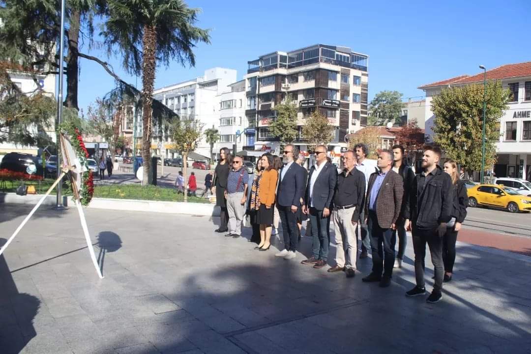 CevreBursa's tweet photo. @CevreBursa başkanımızın katılımı ile Atatürk Anıtı çelenk takdim töreninde mimarlarımız ile biraraya geldik. Bu vesile ile tasarımlarıyla yaşam alanlarımızı şekillendiren tüm mimarlarımızın #DünyaMimarlıkGünü nü kutlarız.
@csk_bsk 
#ŞehirBuluşması https://t.co/AWPWPPkR83