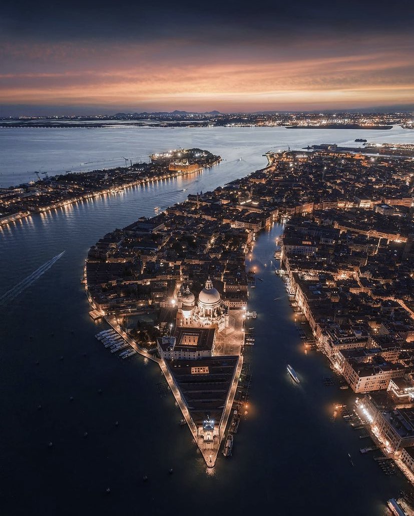 ExperiencedTrvl's tweet photo. Venice, Italy at night 🇮🇹🌙

#Italy #Venice #Travel https://t.co/o7rO7HfqD1