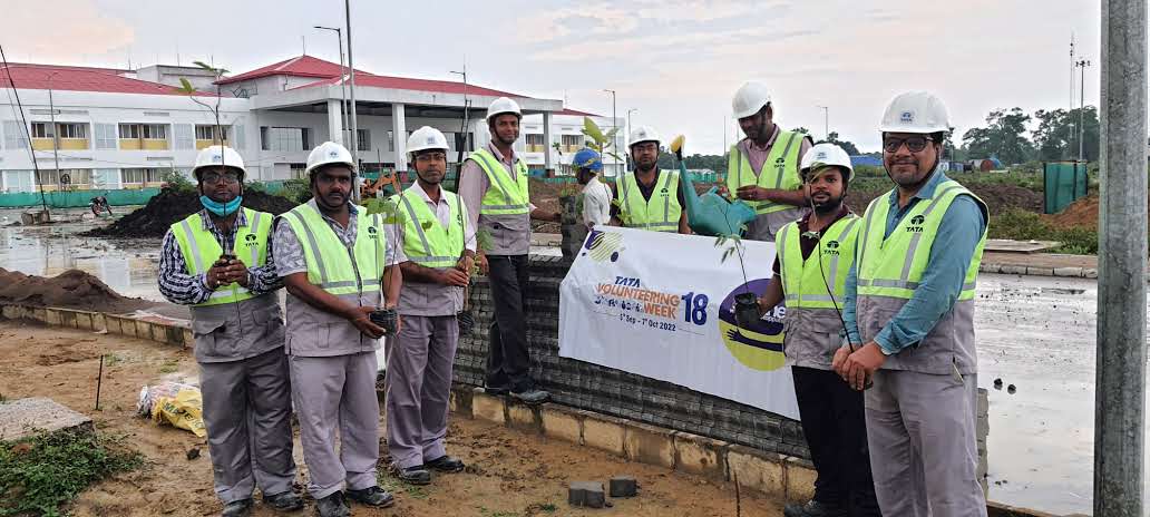 TCEConnect's tweet photo. #TVW18 #TCEndeavour #TCEConnect #TreePlantation
#Volunteers of Tata Consulting Engineers Limited (#TCE) participated in a #treeplantation drive and planted a variety of #fruit trees around a #hospital premises in Assam. https://t.co/Ls8vgH9NNS