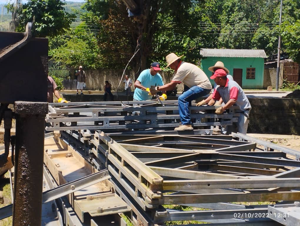 #FelizLunes #3Oct y así comienza la semana en el municipio Andres Mata edo. @Gobierno_Sucre, con la fuerza trabajadora del taller Puentes Cagua activa en el montaje del puente Río Casanay.
#RegresoAClases
<a href="/NicolasMaduro/">Nicolás Maduro</a>
@rvaraguayan
@TransporteGobVe
@_Vpsops
<a href="/NyledPinto/">Nyled Pinto</a>