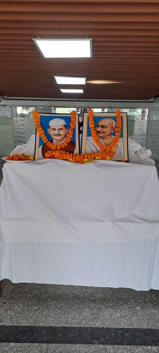 armbsmksb's tweet photo. साथ ही पूर्व प्रधान मंत्री श्री लाल बहादुर शास्त्री को भी माल्यापर्ण करते हुये महान आत्माओं द्वारा बताये गये मार्ग पर चलने की कर्मचारियों ने शपथ लेने के साथ ही पूर्ण जिम्मेदारी एवं निष्ठा पूर्वक देश व निगम की सेवा करने का संकल्प लिया। https://t.co/2l3ZY9eY9M