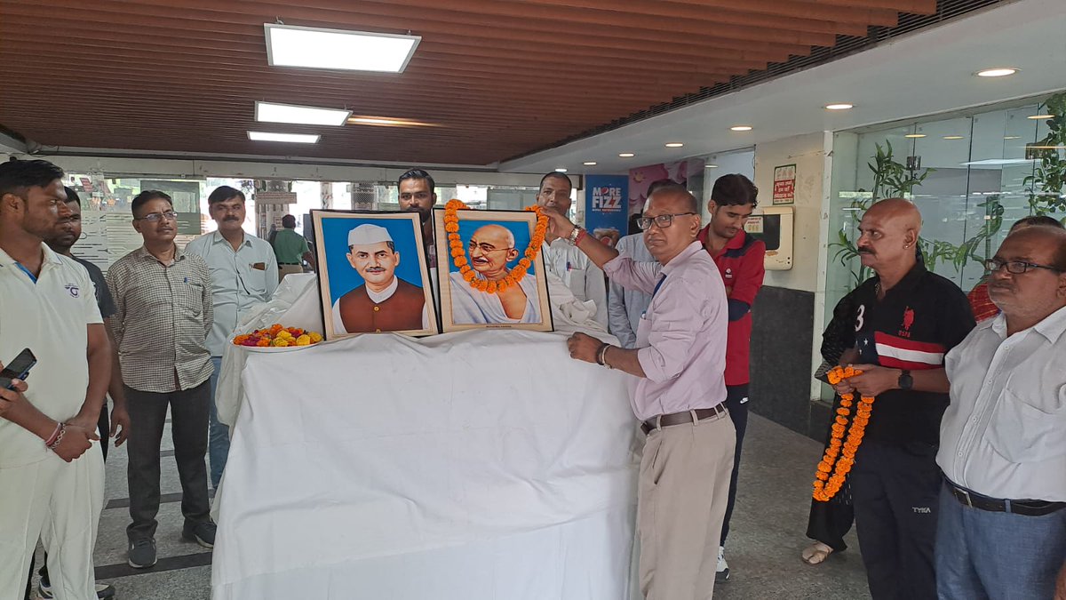 armbsmksb's tweet photo. साथ ही पूर्व प्रधान मंत्री श्री लाल बहादुर शास्त्री को भी माल्यापर्ण करते हुये महान आत्माओं द्वारा बताये गये मार्ग पर चलने की कर्मचारियों ने शपथ लेने के साथ ही पूर्ण जिम्मेदारी एवं निष्ठा पूर्वक देश व निगम की सेवा करने का संकल्प लिया। https://t.co/2l3ZY9eY9M