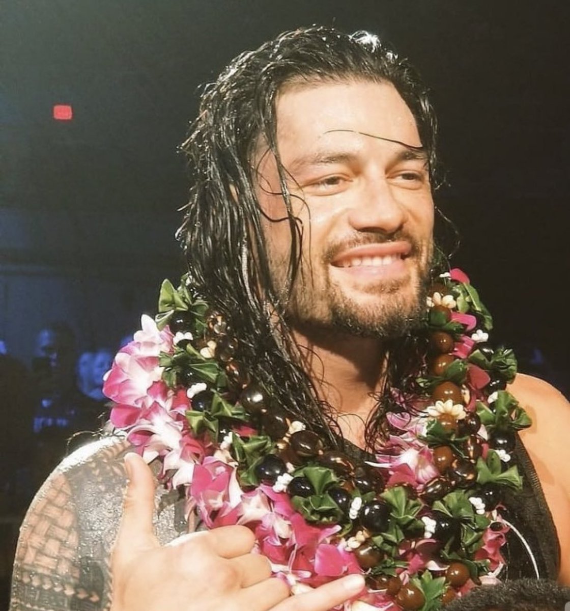 A quick lunchtime Roman Reigns killa smile appreciation tweet! 😍