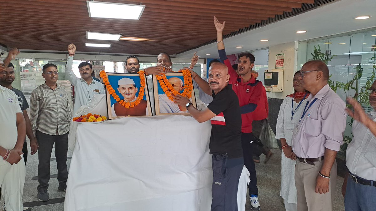 armbsmksb's tweet photo. साथ ही पूर्व प्रधान मंत्री श्री लाल बहादुर शास्त्री को भी माल्यापर्ण करते हुये महान आत्माओं द्वारा बताये गये मार्ग पर चलने की कर्मचारियों ने शपथ लेने के साथ ही पूर्ण जिम्मेदारी एवं निष्ठा पूर्वक देश व निगम की सेवा करने का संकल्प लिया। https://t.co/2l3ZY9eY9M