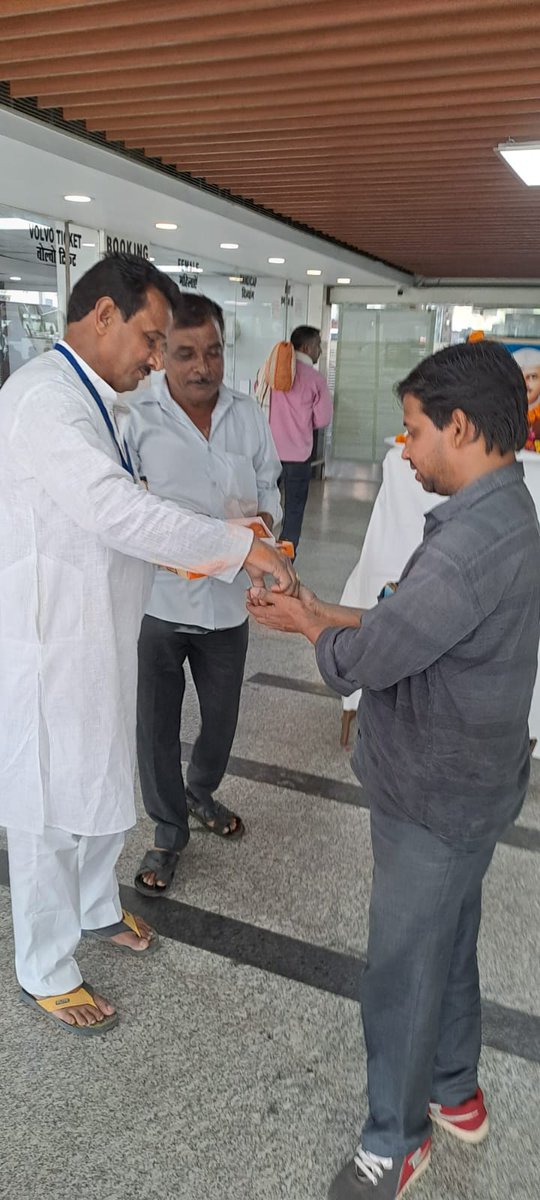 armbsmksb's tweet photo. साथ ही पूर्व प्रधान मंत्री श्री लाल बहादुर शास्त्री को भी माल्यापर्ण करते हुये महान आत्माओं द्वारा बताये गये मार्ग पर चलने की कर्मचारियों ने शपथ लेने के साथ ही पूर्ण जिम्मेदारी एवं निष्ठा पूर्वक देश व निगम की सेवा करने का संकल्प लिया। https://t.co/2l3ZY9eY9M