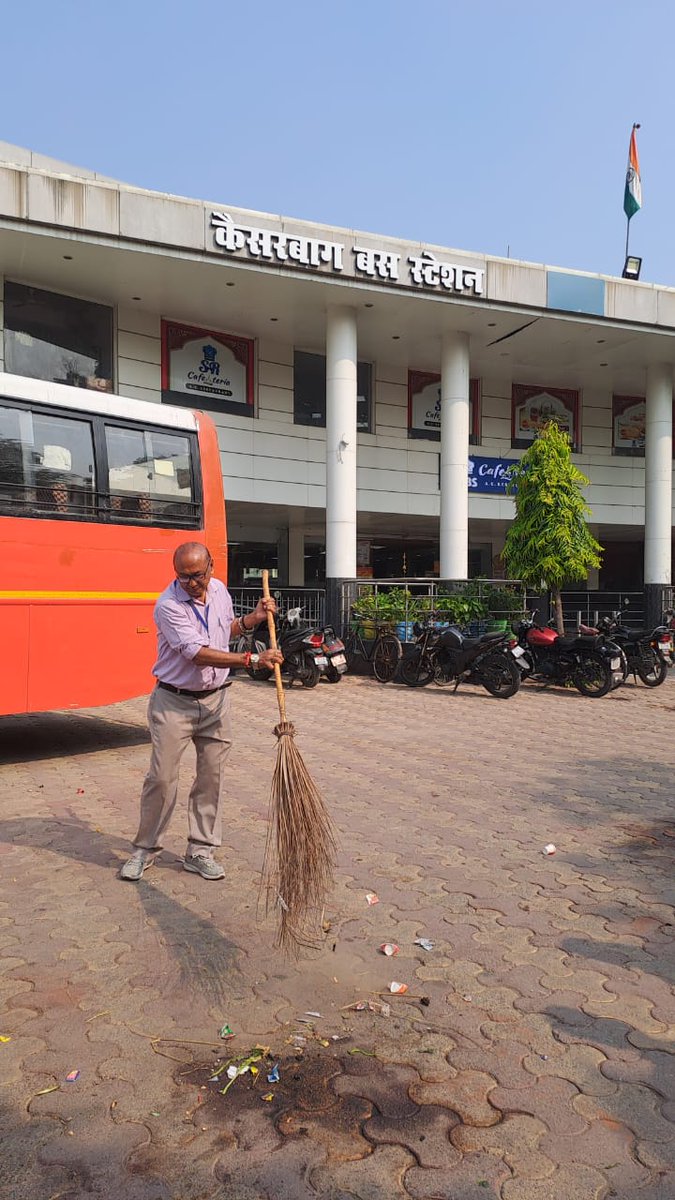 armbsmksb's tweet photo. राष्ट्रपिता महात्मा गांधी द्वारा आत्मसात किये गये स्वच्छाता संबंधी जागरूकता को कार्यक्रम में सम्मिलित करते हुये अधिकारियों एवं कर्मचारियों ने परिसर में झाडू लगाकर बस स्टेशन को स्वच्छ रखे जाने का संकल्प भी लिया। https://t.co/j5jnOBmmve