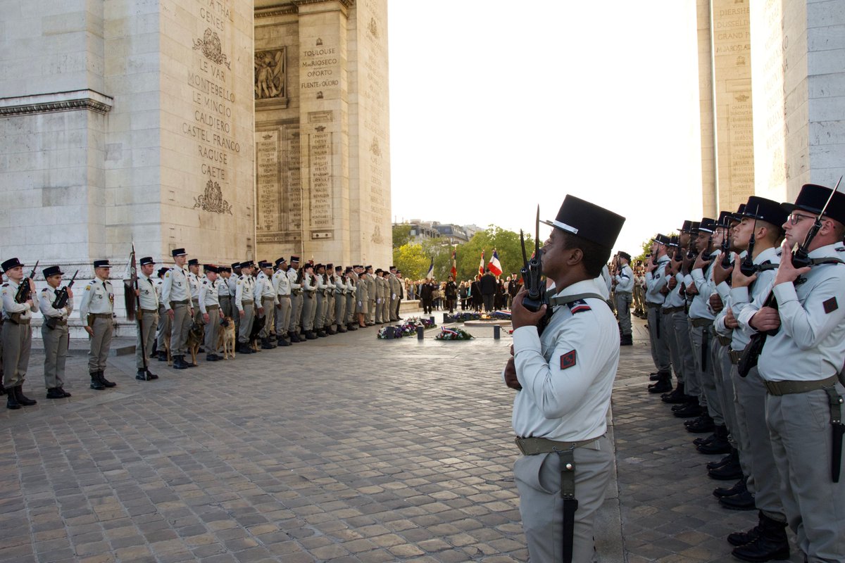 121e_RT's tweet photo. 102 bougies ça se souffle et ça se fête… sous l’Arc de Triomphe ! Créé le 1er octobre 1920 à Mayence, le régiment Grande Guerre a commémoré ses 102 ans d’existence ce samedi lors d’une cérémonie de ravivage de la Flamme.
#mémoire #ArcDeTriomphe #commémoration #121RT https://t.co/WgxRPcOLmA