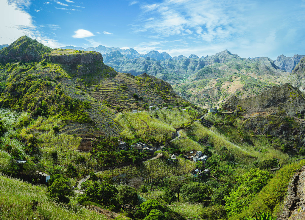 CapeVerdeExp's tweet photo. Have you seen Cape Verde's greener side? 👀

Emerald mountains, steaming volcanoes, vibrant cities and white sand beaches... discover the archipelago's many different faces on one of our island hopping tours. https://t.co/E5VuYST8u5 https://t.co/nr2CrdYVQ0