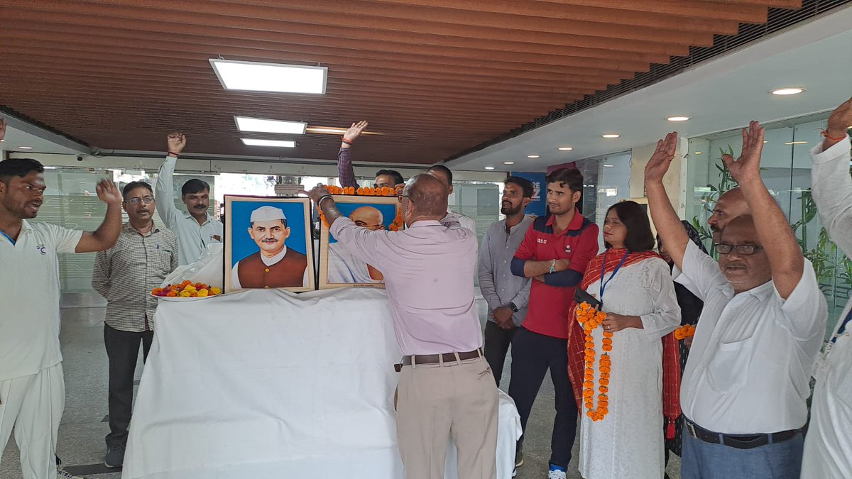 armbsmksb's tweet photo. कैसरबाग बस स्टेशन, लखनऊ में गांधी जयन्ती के अवसर पर राष्ट्रपिता महात्मा गांधी को माल्यापर्ण किया गया। https://t.co/1dbieJl6ZN