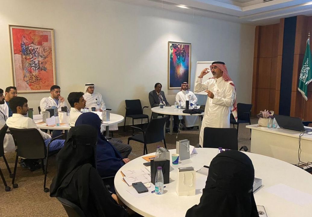 ksmcmedia's tweet photo. أكاديمية طب الأسرة بـ #مدينة_الملك_سعود_الطبية تقيم دورة تعريفية وترحيبية لمتدربيها الجدد على مدار هذا الأسبوع، بحضور المدير التنفيذي للتخطيط والتطوير د.يوسف العمران. https://t.co/z9hNzcscE3