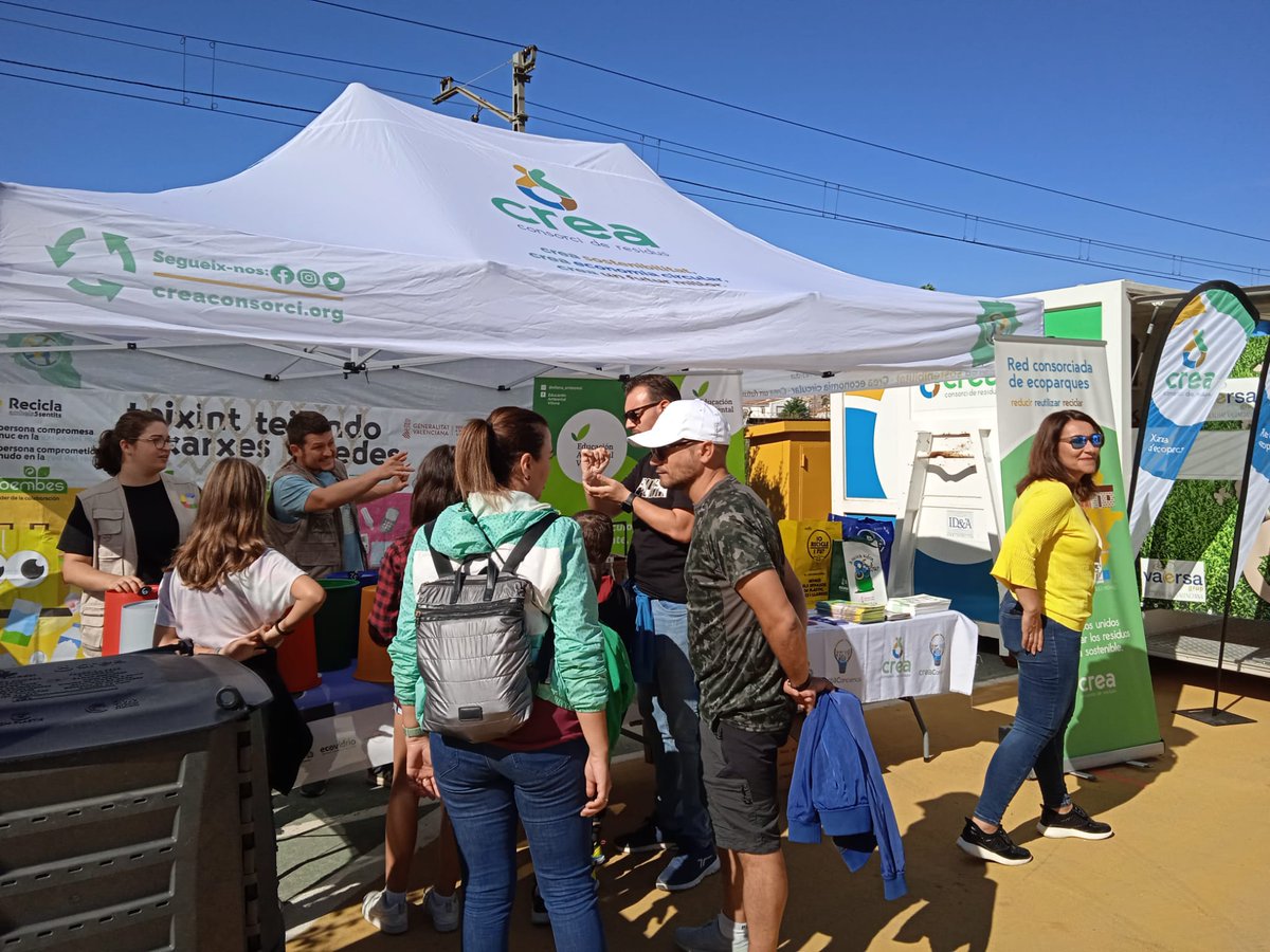 consorcio_crea's tweet photo. Os compartimos unas imágenes la participación del consorcio en la @muestravillena. Además de nuestra carpa informativa, tuvimos la actividad de @Reciclaconlos5S. https://t.co/jHejO7PS3E