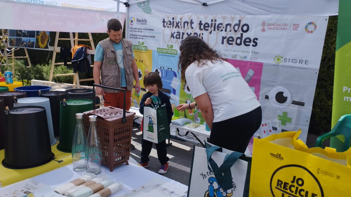 consorcio_crea's tweet photo. Os compartimos unas imágenes la participación del consorcio en la @muestravillena. Además de nuestra carpa informativa, tuvimos la actividad de @Reciclaconlos5S. https://t.co/jHejO7PS3E