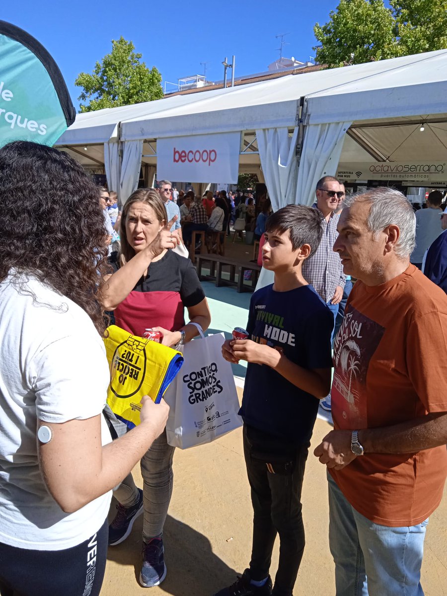 consorcio_crea's tweet photo. Os compartimos unas imágenes la participación del consorcio en la @muestravillena. Además de nuestra carpa informativa, tuvimos la actividad de @Reciclaconlos5S. https://t.co/jHejO7PS3E