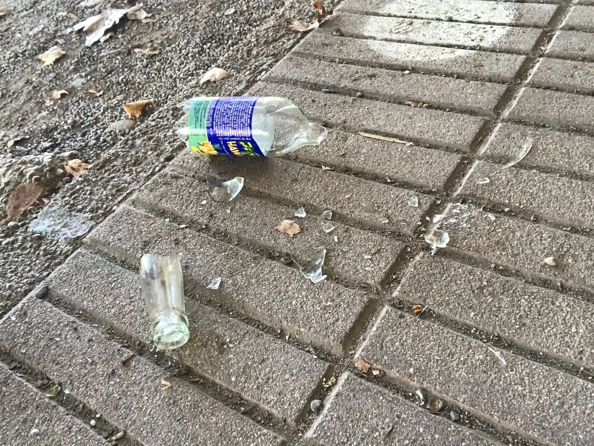 ampamigdia's tweet photo. Els caps de setmana el patí de l' @EscolaMigdia es converteix en un punt de trobada de gent amb pocs escrúpols i força marranos...
Només volem que el patí de la nostra escola estigui net. 
No és demanar tant no, @educacio_gi @adambertran @girona_cat ? https://t.co/SaFNjcvIH5