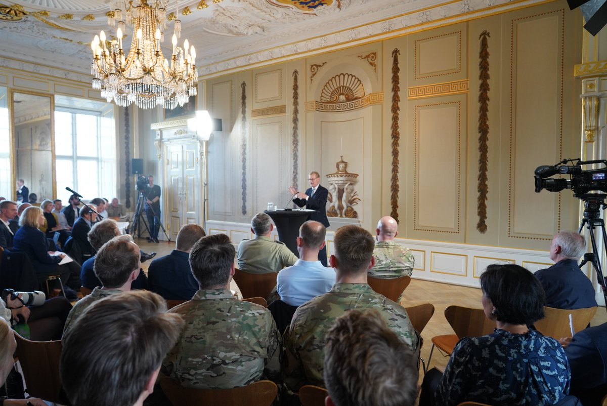 DanishMFA's tweet photo. I dag lancerede ambassadør Michael Zilmer-Johns rapporten ”Dansk sikkerhed og forsvar frem mod 2035”. 

Rapporten analyserer den udenrigs- og sikkerhedspolitiske situation frem mod 2035 og konsekvenserne for #dkforsvar.

➡️ https://t.co/apCiQY3KAX

#dkpol https://t.co/NuPQJpIg1L