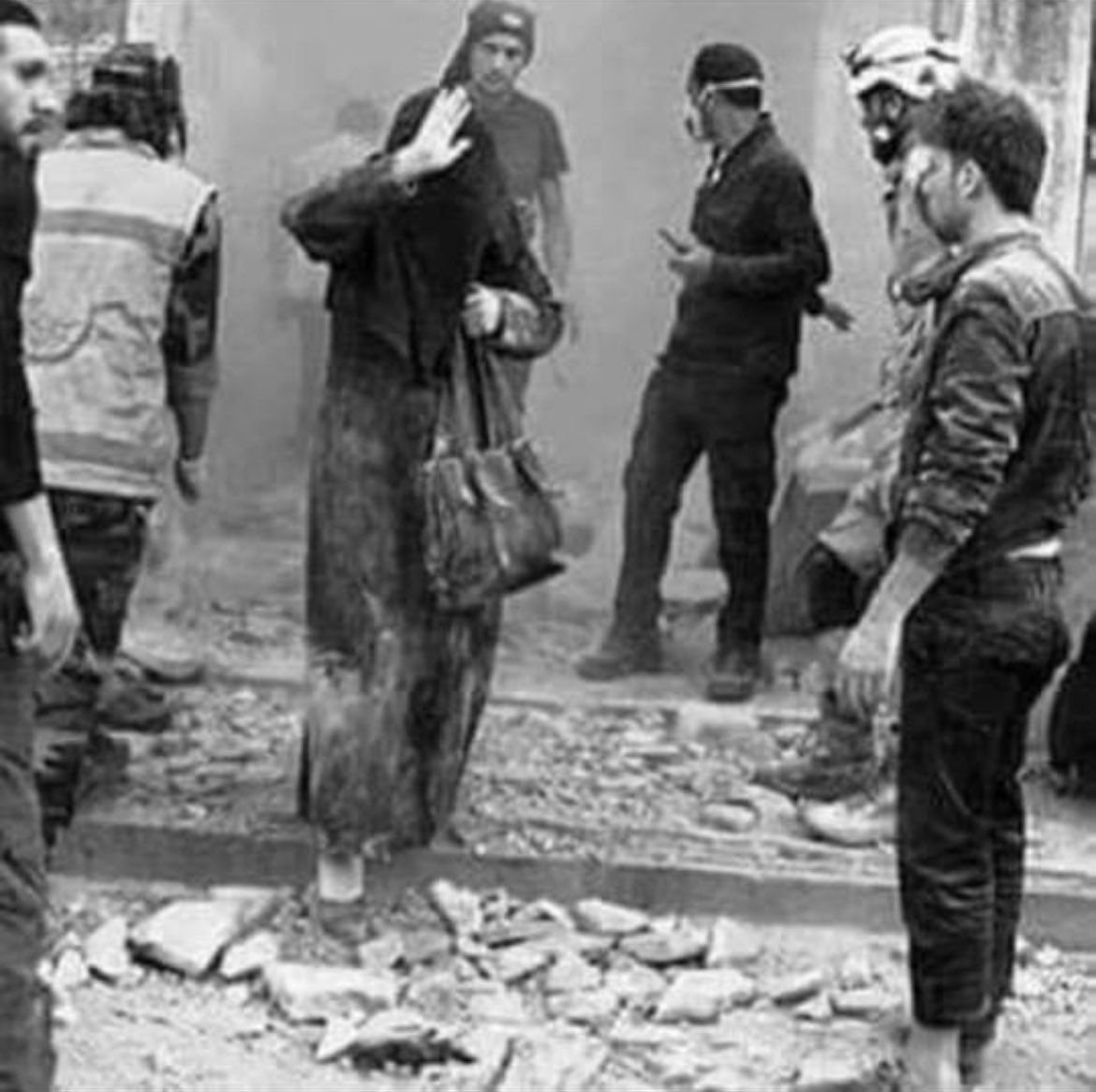 سـقط مـنزلها ولـم يسقـط حجـابـها 

شمــوووخ فـي زمـن الـانكـسار💔...!
.
.