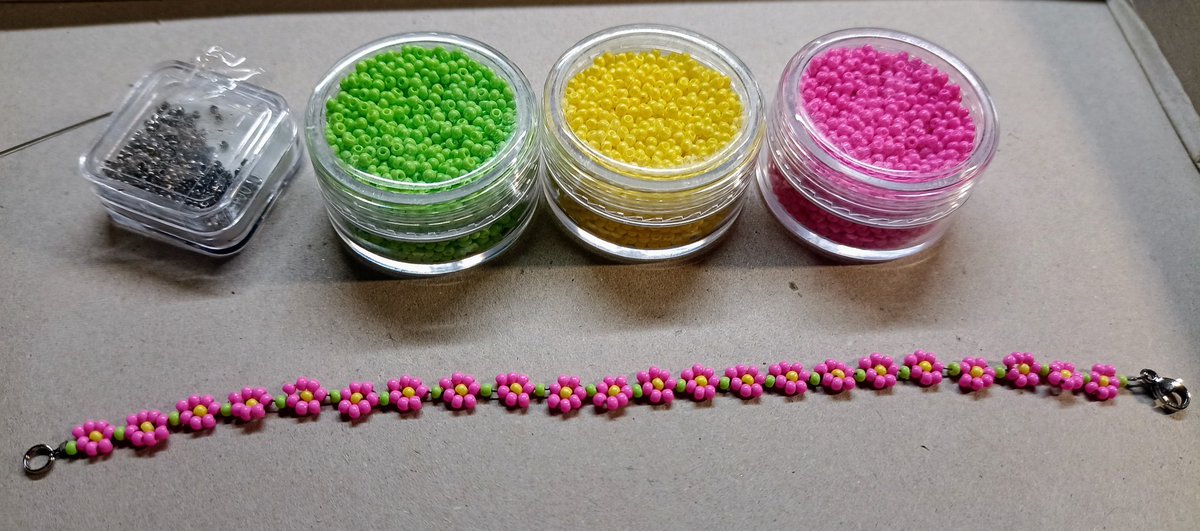findyourflowers's tweet photo. No new flower crown today. Instead a tiny bracelet made of 2mm seed beads.

#Bracelets #beads #beading #seedbeads #Flowers #handmade #crafting https://t.co/AnWad22WZ8