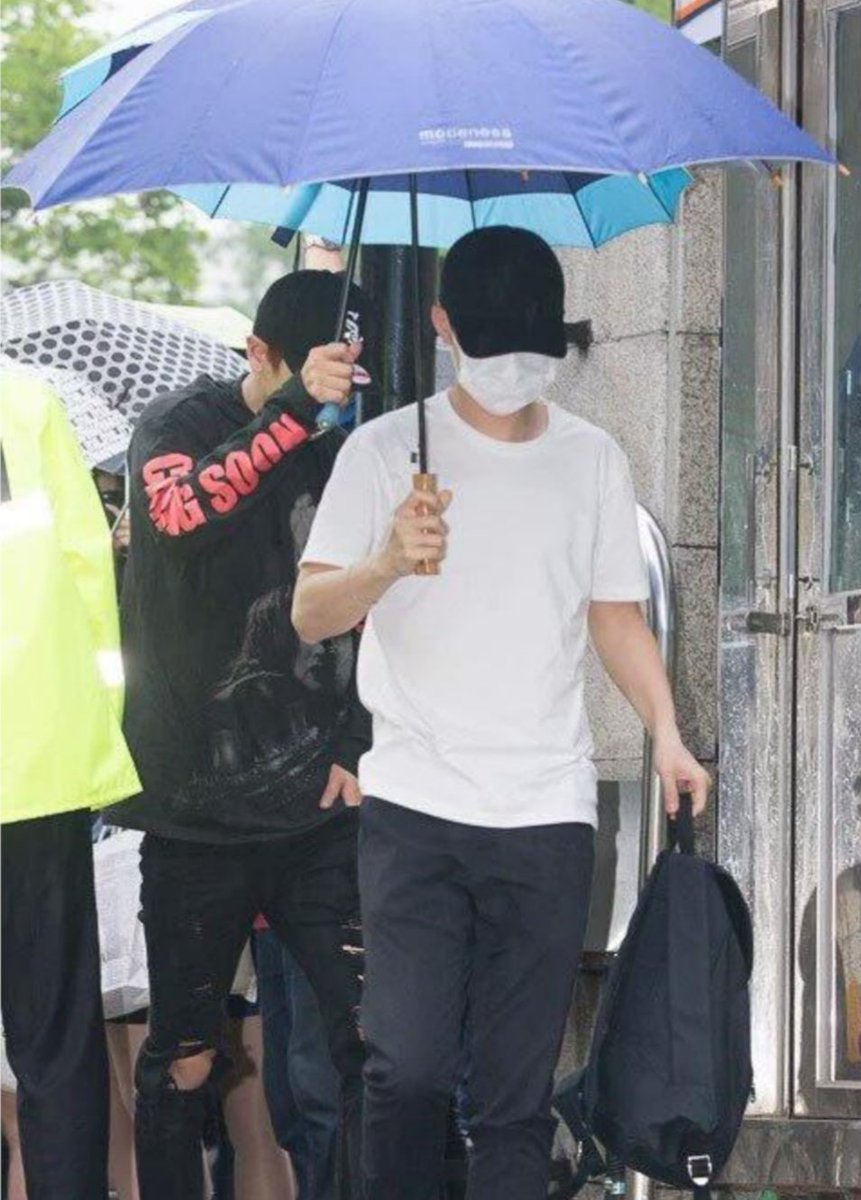 carmyl29's tweet photo. same beautiful person...💕🐧☂️ #Kyungsoo #BadProsecutor #superbadprosecuter #도경수 #엑소
this kyungsoo with this jinjeong https://t.co/EltjZ1opOV