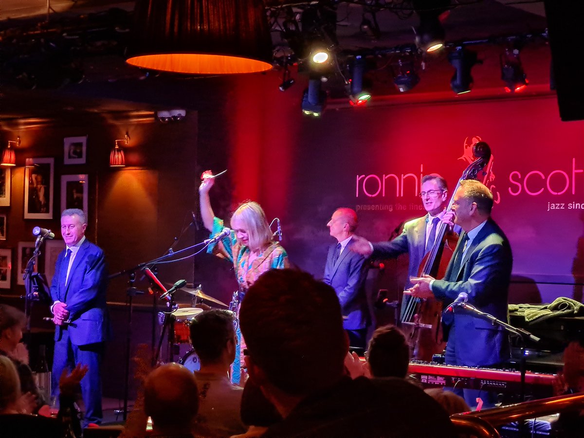 #MUSIC #REVIEW Jazz Dynamos <a href="/officialronnies/">Ronnie Scott's Jazz Club</a> 'features artistic reimaginings of songs, many of which are better than the originals and the breadth of the extensive repertoire is staggering' ⭐️⭐️⭐️⭐️⭐️ thereviewshub.com/jazz-dynamos-r… #London