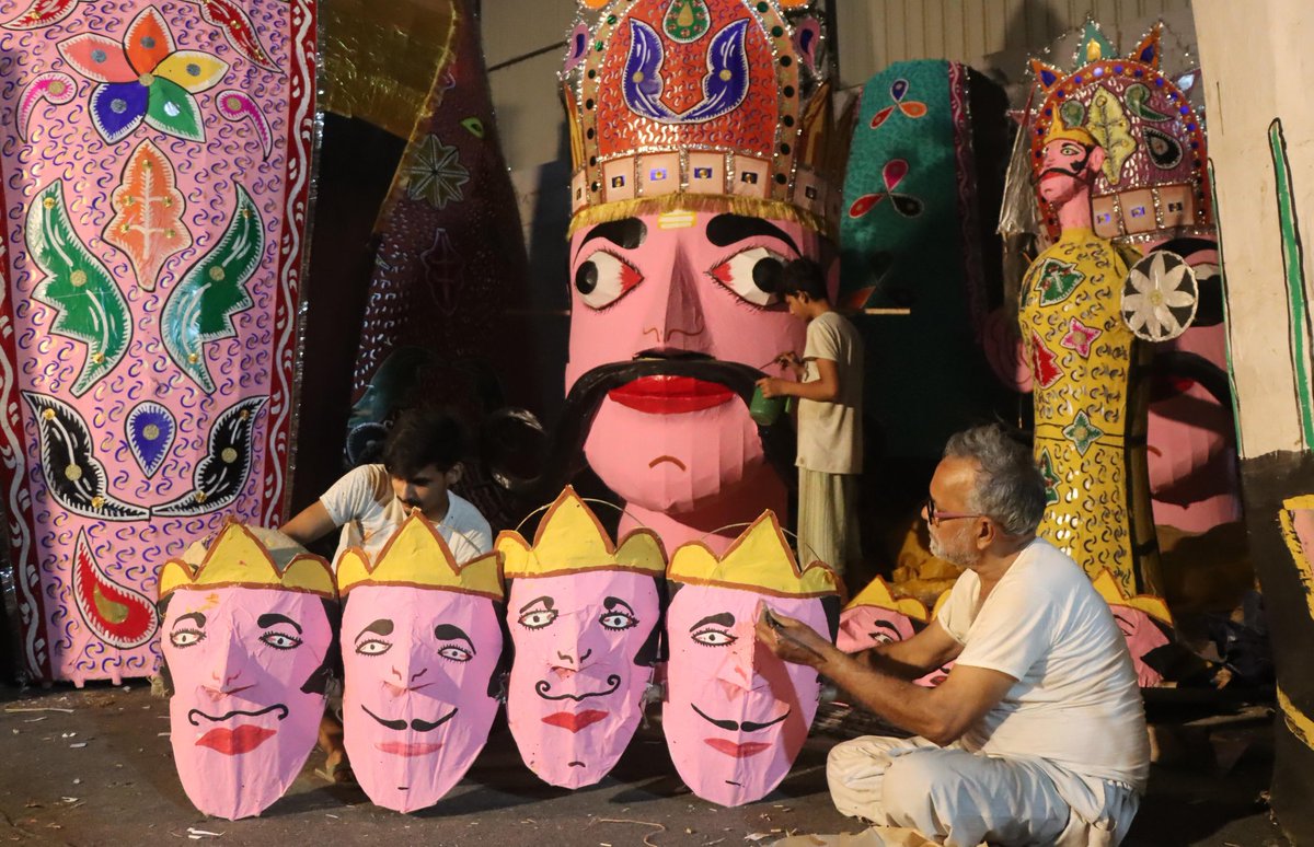 iejsmalhi's tweet photo. Artists giving the final touch to an effigy of Ravana, Meghnath and Kumbhakarna in #Mohali. #Inpix @iejsmalhi
@IndianExpress @ManrajGSharma https://t.co/DM2G7lDYaq