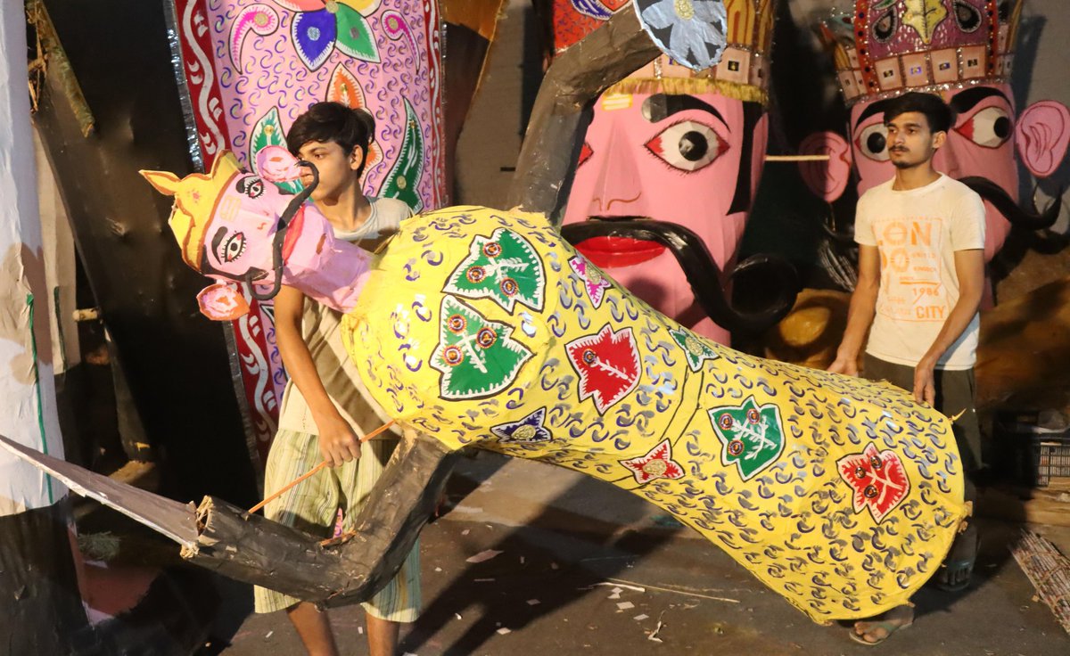 iejsmalhi's tweet photo. Artists giving the final touch to an effigy of Ravana, Meghnath and Kumbhakarna in #Mohali. #Inpix @iejsmalhi
@IndianExpress @ManrajGSharma https://t.co/DM2G7lDYaq