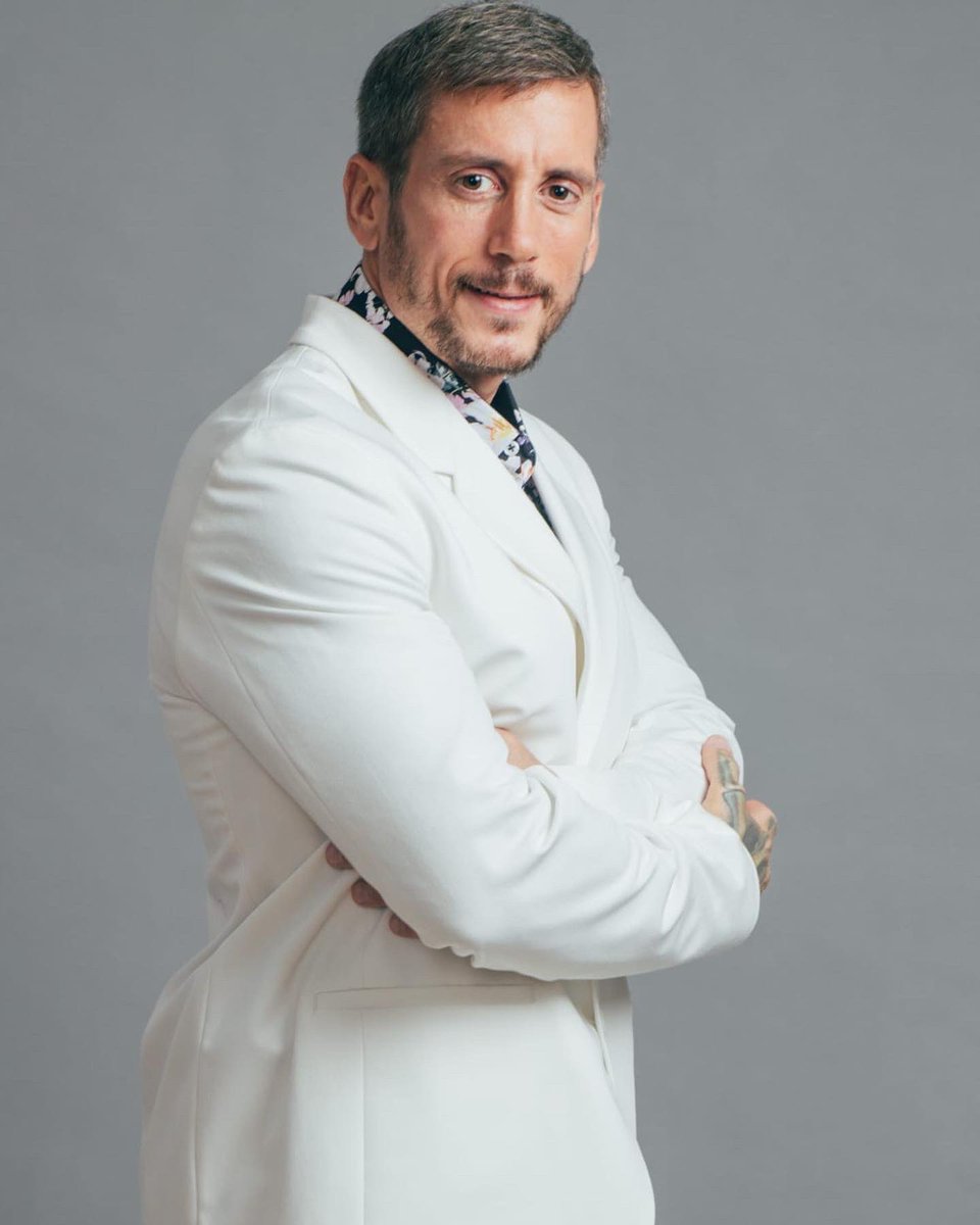 rubensanchezmon's tweet photo. Hoy es 3 de Octubre de 2022, un día muy importante y especial para mi.
Hoy comienzo mi formación como actor en la prestigiosa escuela de arte dramático @NancyTunon en Barcelona.
Contento, ilusionado y muy feliz de poder embarcarme en esta nueva aventura, mi sueño desde pequeño. https://t.co/HPHJ3ArgAs