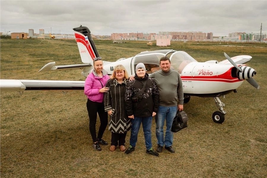 Больному онкологией семикласснику помогли исполнить мечту о полете над городом

Благодаря всероссийскому проекту «Мечтай со мной» Иван Пушутин облетел Красноярск на четырехместном самолете.