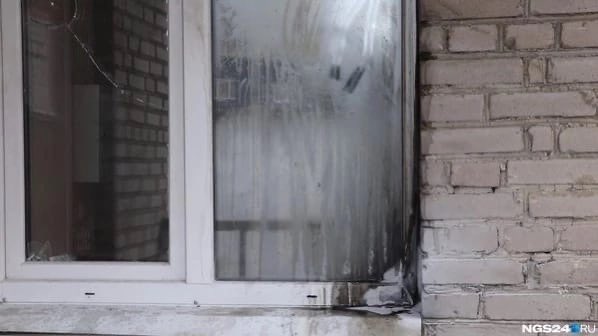 Newslabru's tweet photo. В Красноярске неизвестный поджег военкомат

Молодой человек бросил несколько бутылок с зажигательной смесью в здание военкомата Советского и Центрального районов. 

Возник небольшой пожар, который потушили на месте. Злоумышленника пока не удалось задержать. https://t.co/D9PrxFJdnb