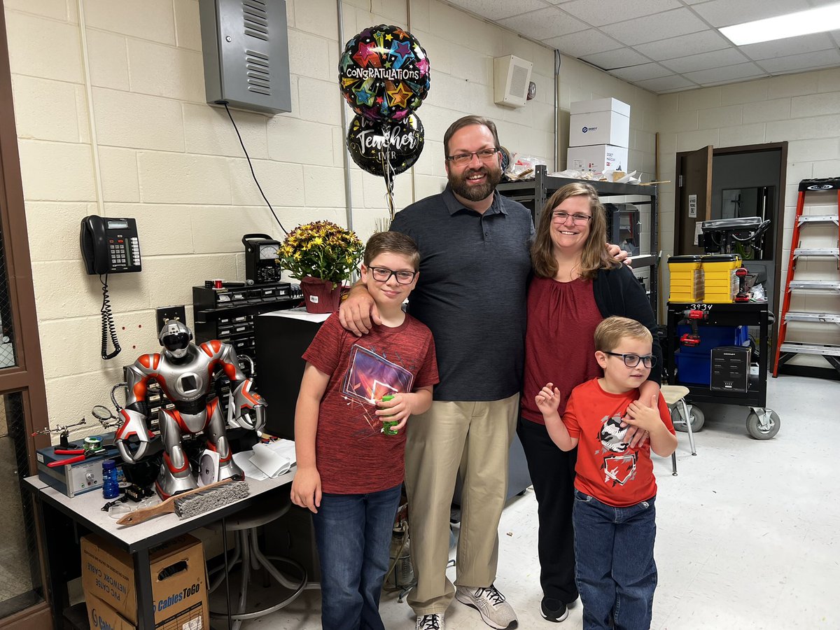 StacieFriebel's tweet photo. The perfect way to start a Monday…. Join us in congratulating Mr. John Scarfpin as @HavelockHigh Teacher of the Year!! Congratulations!! #HaveHeart #HavePride #HAVELOCK #LoveAllServeAll https://t.co/NbHvQkwoQO