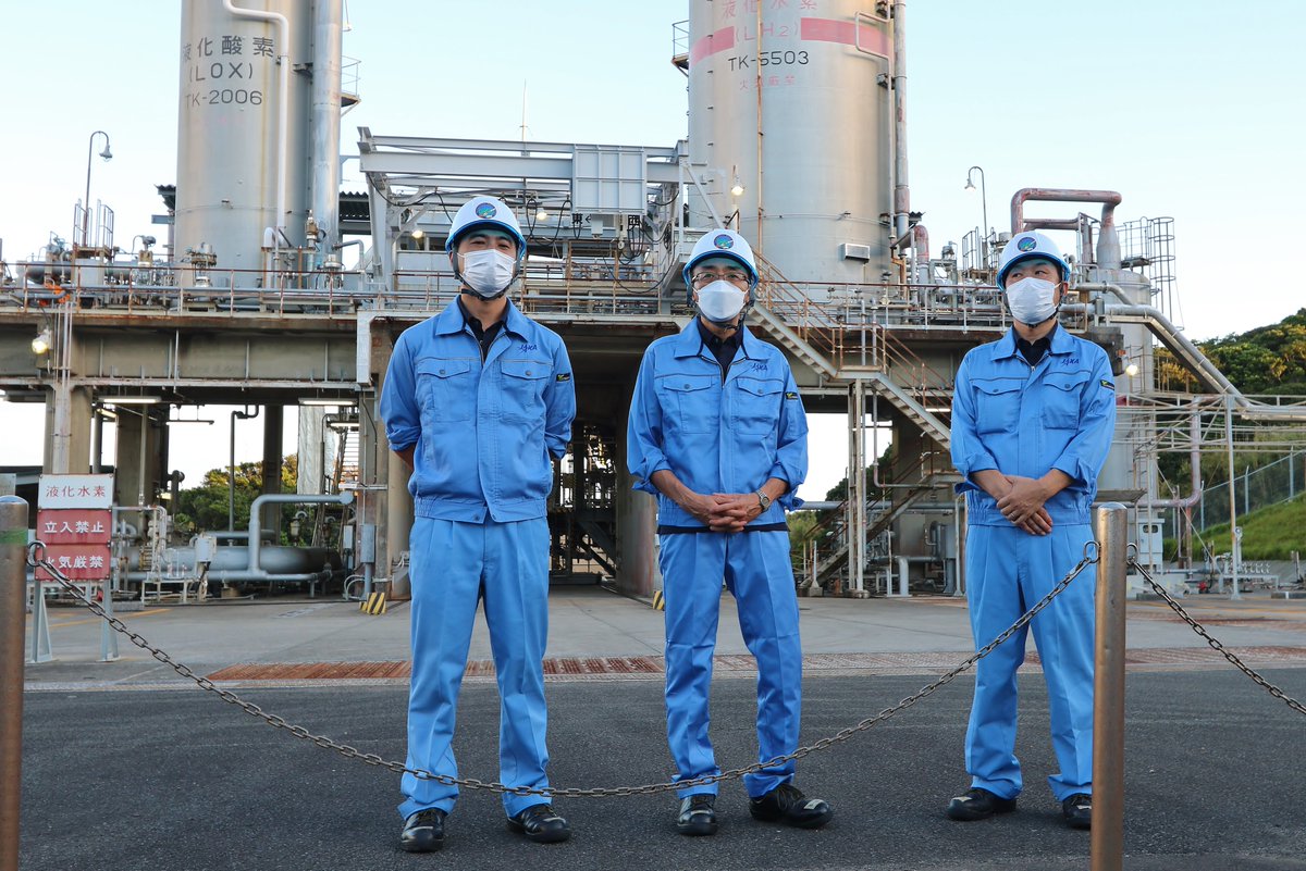 燃焼試験終了後、規制解除されたテストスタンドに移動。
燃焼試験が終わったばかりの”ホカホカ”（実際はキンキンに冷えている）のLE-9を見学させていただきました。